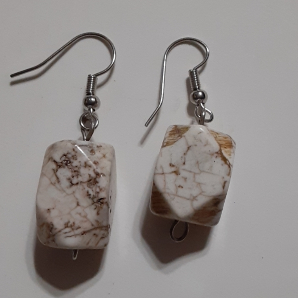 White Dazzling Rock Appearance Earrings